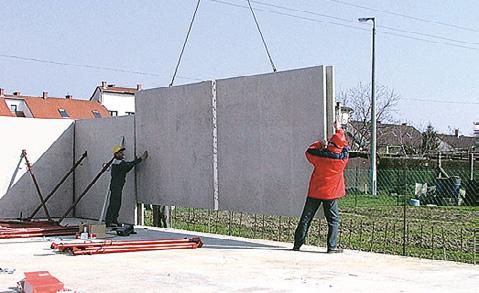 A falelemet az előzőleg kijelölt falvonalra, az alátét lemezekre állítsuk. Ügyeljünk arra, hogy a daru az elemet függőleges helyzetben tartsa.