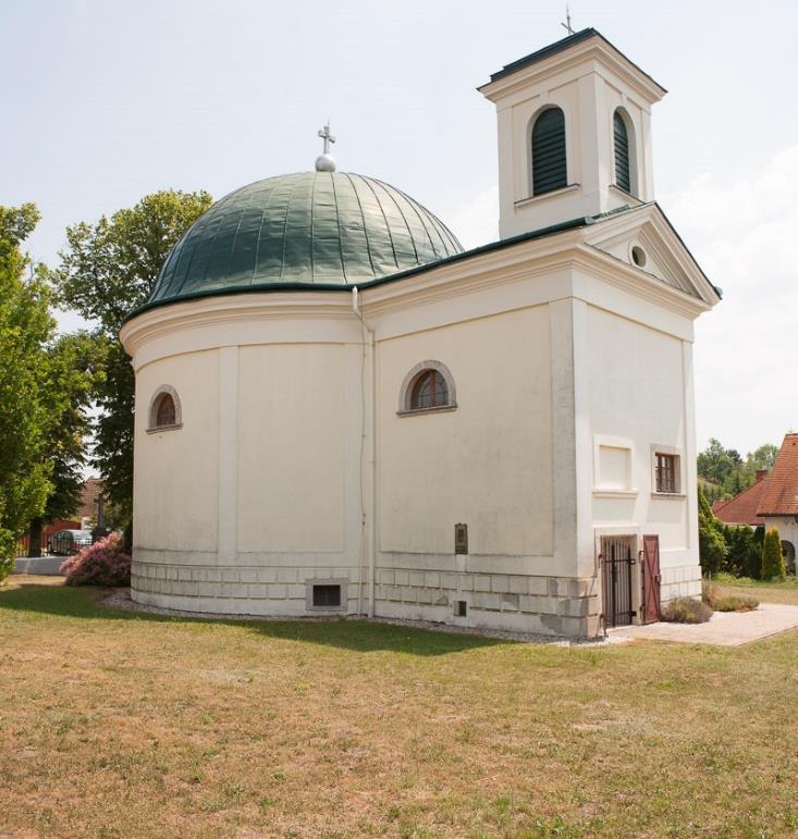 A műemlék római katolikus templomot gróf Somogyi János özvegye, Győri Krisztina építtette, Charles de Moreau tervei alapján Kornhausel József bécsi építésszel, a gannai templom és mauzóleum