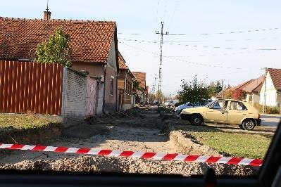 Biztonságosan el lehet jutni két keréken Kiskunhalasról (30 km), Akasztóról, Kecelről, Kecskemét irányába Bócsáig.