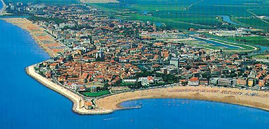 CAORLE Patinás üdülôhely Trieszt és Velence között Középkori halászfaluból kialakult közkedvelt üdülõhely, mely máig megõrizte történelmi városmagját.