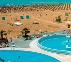LIDO DI JESOLO A Dozsék Lidója, Velencétől egy órányira Ve len cé tõl mind ös sze 40 km-re, fi nom ho mok strand já ról és nyüzs gõ strand éle té rõl hí res, pa ti nás üdü lõ hely.