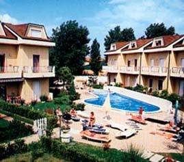 ), standard (+) minőség, hálószoba dupla ággyal + 1 ágy, kisebb szoba két külön ággyal (a nappaliban nincs fekhely!), TV, széf, fagyasztós hűtő, mosógép, wi-fi, légkondicionáló.