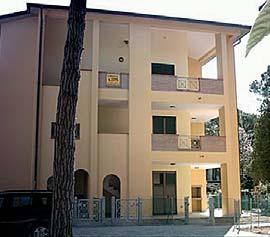 Medencés apartmanok is! pl. Res. Miami (Bilo/2-4 fős) - kétemeletes sorházas épület a fenyőligetben, parkosított környezetben, kis medencével, strand 400-500 m, központ 100 m, 1-2.