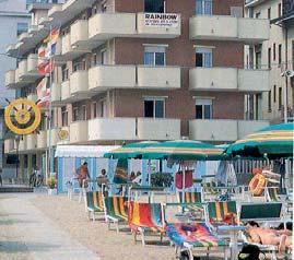 PARADISO, ANGEL - Bellaria déli üdülőövezetében, kisebb- nagyobb épületek központ közelben, strand 150 ill. 500 m. Lakások: modern berendezés, TV, fagyasztós hűtő, széf, balkon, parkoló.