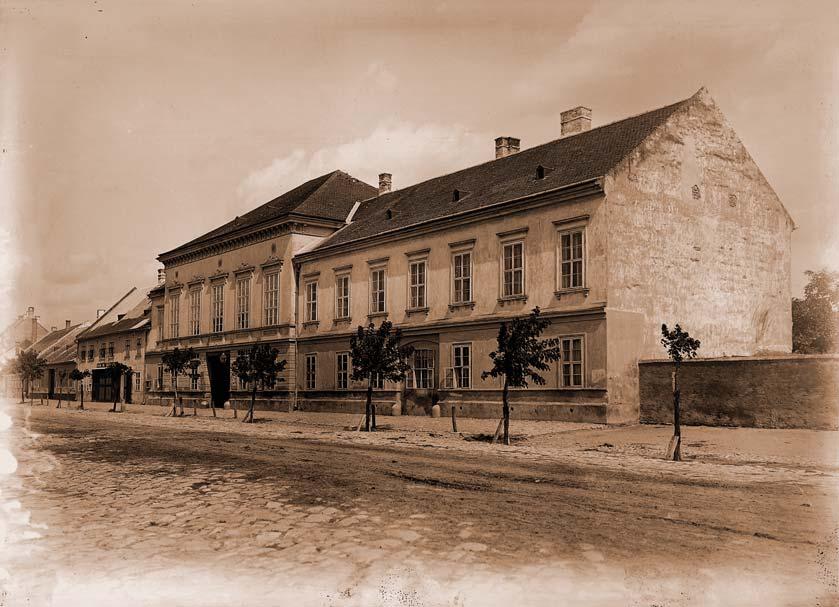 142 Magyaróvár régi, szép épületei A Fehér Ló szálló 1930-ban Magyaróváron a nagyobb magánépítkezések a XVIII. század elején vették kezdetüket.