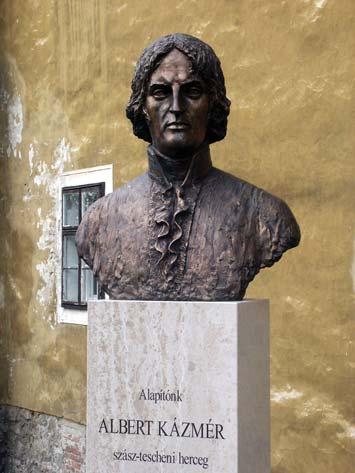 államosításkori (1949) utolsó piarista igazgatója, a szigetközi Bozi Ferenc 1944-ben nagyjátékfilmet írt és mutatott be A két Bajthay címen.
