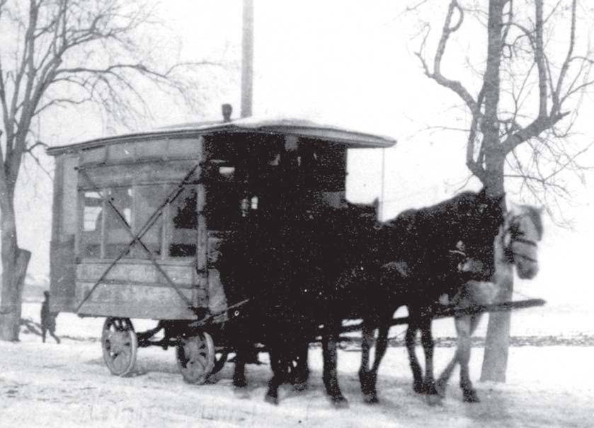 Lovas omnibusz A századfordulótól kezdve Mosont és Óvárt egyre több intézmény kötötte össze. 1905- ben Mosonban átadták a telefonközpontot, és a két várost ettõl kezdve telefonvonal kötötte össze.