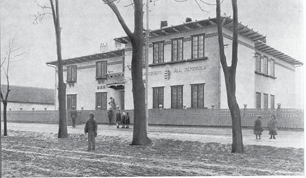 rendelkezett iskolával. 1897-ben megtörtént a mosoni elemi és a hitközségi iskola egyesítése, ami azt jelentette, hogy a hitközségi iskolát az állam vette át.