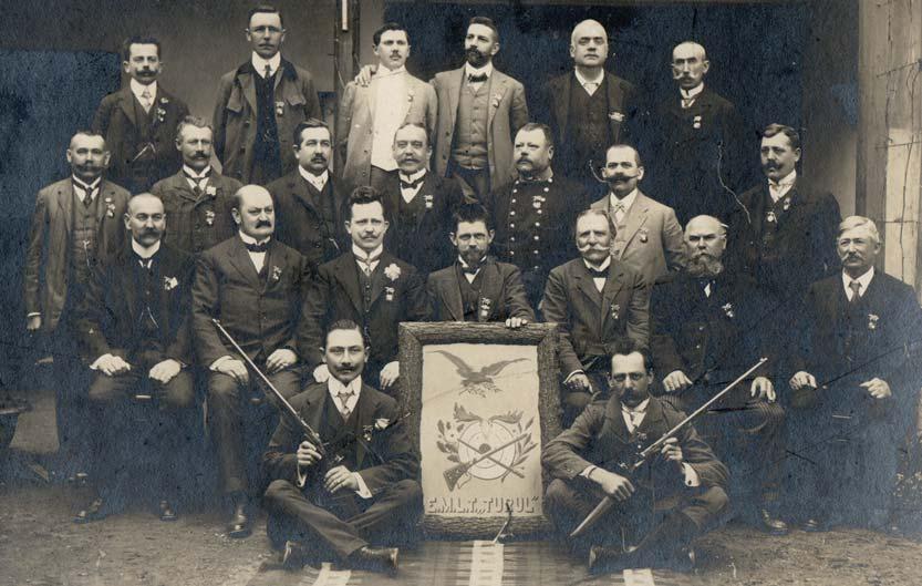 óvári Athletikai Club mellé 1899-ben felzárkózott az akadémia sportegylete, a Magyar- Óvári Gazdasági Akadémiai Atletikai Klub (MOGAAC).