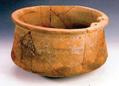 Vonaldíszes edény a Hansági Múzeum gyûjteményébõl A középsõ bronzkor (i. e. 17 15. század) legjelentõsebb és hozzánk legközelebb esõ leletei Lébényben kerültek elõ.
