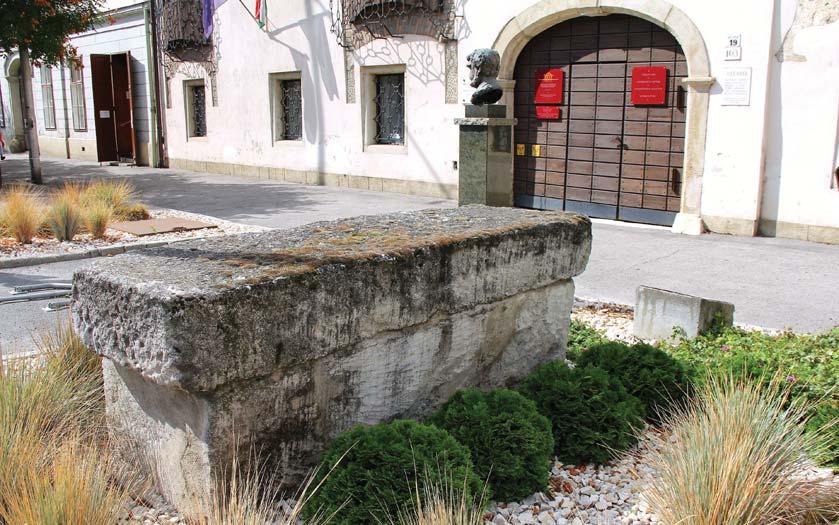 Honvéd utcákban már1880 körül felfigyeltek a római korból származó kõfalakra. Ezek rangosabb épületekbõl álló polgári településre engednek következtetni.