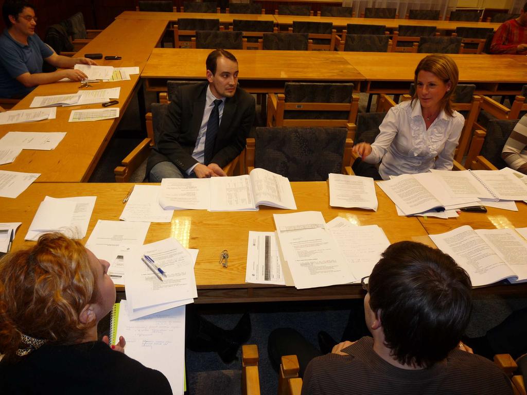 egység szintű céljait és meghatározza azokat a szervezeti teljesítmény indikátorokat, amelyet a vezető az intézményi célok megvalósítása érdekében végrehajtott intézkedései eredményeinek hatékony