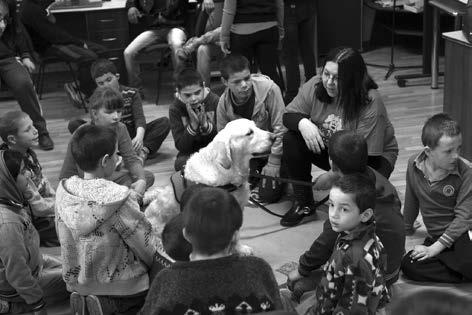 222 Anuarul presei sălăjene 2016 / Andreea Vilcovschi Asistată de câinele ei, o sălăjeancă ajută copiii cu nevoi speciale După 15 ani lucraţi în învăţământul special, Narcisa Ioana este, din 2012,
