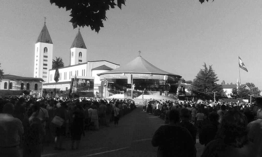 Ioana Gale / Anuarul presei sălăjene 2016 25 mediul credinței. Credința este o alegere. La baza deciziei de a crede sau nu, stau trăirile care te însoțesc pe culoarul îngust al luării deciziei.