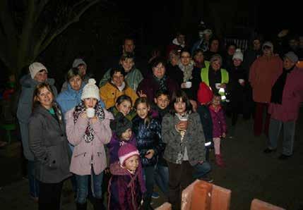 Az első évben a hozzám közel álló embereket kerestem fel és kértem meg őket, hogy közösen alkossunk egy élő adventi naptárat és díszítsük fel ablakainkat.