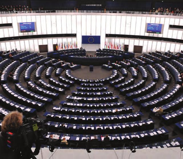 Európai Parlament, Strasbourg: plenáris ülésterem Az Európai Parlament plenáris ülései Strasbourg, Brüsszel Az iroda külön költségvetéséből támogatja a magyar sajtó képviselőinek kiutazását a