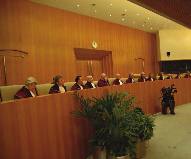 2. A szóbeli szakasz A szóbeli szakaszban általában egy nyilvános tárgyalást tartanak. Ennek során a bírák kérdéseket tehetnek fel a felek képviselőinek, illetve adott esetben maguknak a feleknek.
