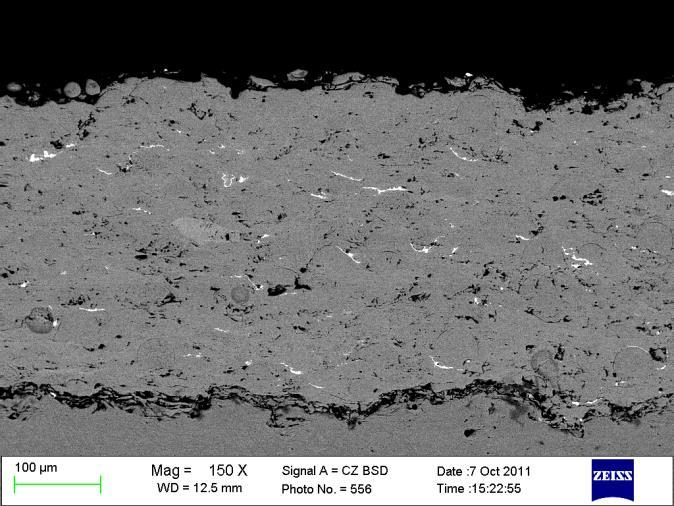 5. A NICRBSI ÖTVÖZETEKBŐL TERMIKUS SZÓRÁSSAL KÉSZÜLT BEVONAT MINŐSÉGÉNEK JAVÍTÁSA Az 5.14 ábrán egy LV láng-szórt NiCrBSi bevonat (por UB - 2560) mikro-szerkezete látható. A réteg vastagsága 1,1 mm.