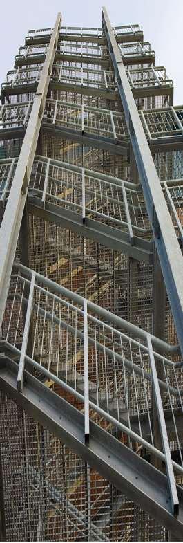 MEGOLDÁS Természetes szellőzésű füstmentes lépcsőház I.: folyamatosan nyitott felület: Folyamatosan nyitott lépcső = szabad lépcső min.