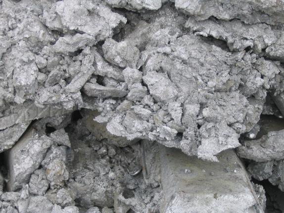 15.3. Fémtartalmú cinkhulladékok újrafeldolgozása A szekunder-cinkipar számára fontos fémes hulladékok és maradványok a következők [22]: o Rézötvözet-gyártási szállópor o Öntészeti maradványok o