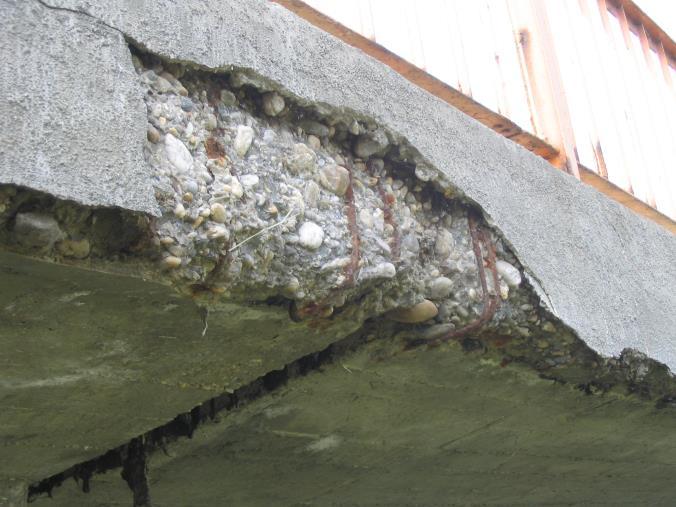 KÉP: Erősen károsodott vasbeton szerkezet Amennyiben tűzihorganyzott betonacélokat alkalmazunk, a korróziós folyamat [13] egészen más végeredménnyel jár (25. ábra).