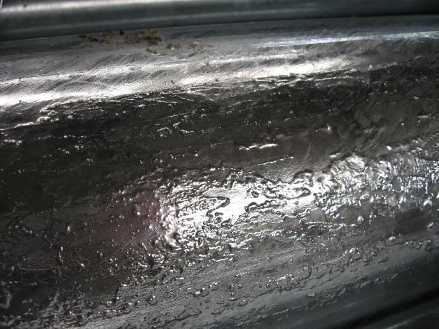 Az acéltermékek felülete általában homogén, a felületi kéreg kémiai összetétele egyenletes.