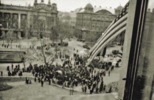 Mindszenty hívei az amerikai követség elœtt, 1956. november megoldást tartva szem előtt.