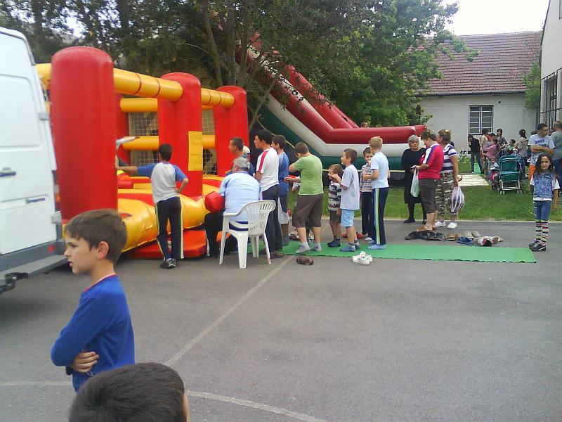 A gyereknapa sok felnőtt és gyerek volt kíváncsi.