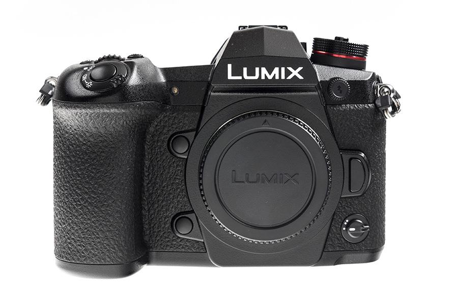 A Panasonic DC-G9-cel többek között lassított felvételeket is készíthetünk, ahol 4K-ban 60/50/48 fps, Full HD-ban 180/150 fps lehet a képfrissítés, amit végül 24 fps sebességű mozgóképpé alakít a