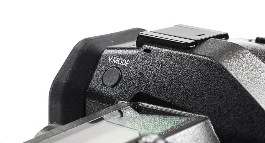 A Panasonic DC-G9 hátoldalán azonnal szembeötlik a nagy elektronikus kereső. És itt nem csak a szemkagyló lett méretes (és kényelmes), hanem tényleg nagy az EVF!