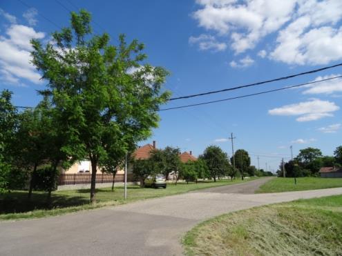 Jellemzően oldalhatáron álló beépítéssel 700-800 m 2 telekterülettel. Ezeken a területeken a beépítési százalék 30 %.