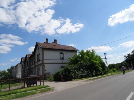 A kisvárosias lakóterületen jellemzően földszintes családiházakkal, utcára merőleges gerincű tetővel találkozunk.