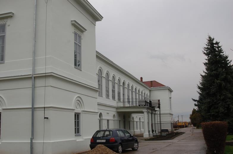 A hatalmas, kétemeletes épület az egykori Szarvas-ér és Szarvas-halom körüli ligeterdő területén található.