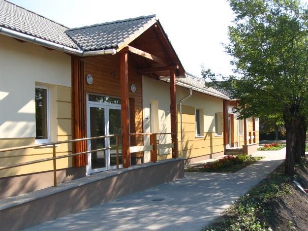 A Bölcsőde intézményben az alkalmazottak száma: 7 fő. Ebből: 6 fő gyermekgondozó, melyből 1 fő látja el a vezetői feladatokat is, 1 fő technikai személy.