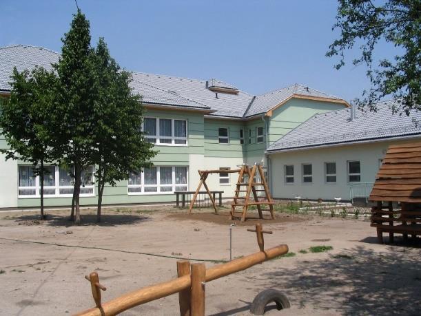 Minden szakalkalmazott szakképzett, a jogszabályi előírásoknak megfelelő végzettséggel rendelkeznek. 1. kép: Bölcsőde épülete 2.