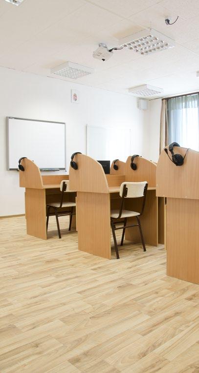 { GRAMMATIC NYELVI LABOR A TÖKÉLETES NYELVOKTATÁS ESZKÖZE GRAMMATIC NYELVI LABOR A Grammatic nyelvi labor tartalmazza a tanári asztalt, a komplett számítógépet, adott számú