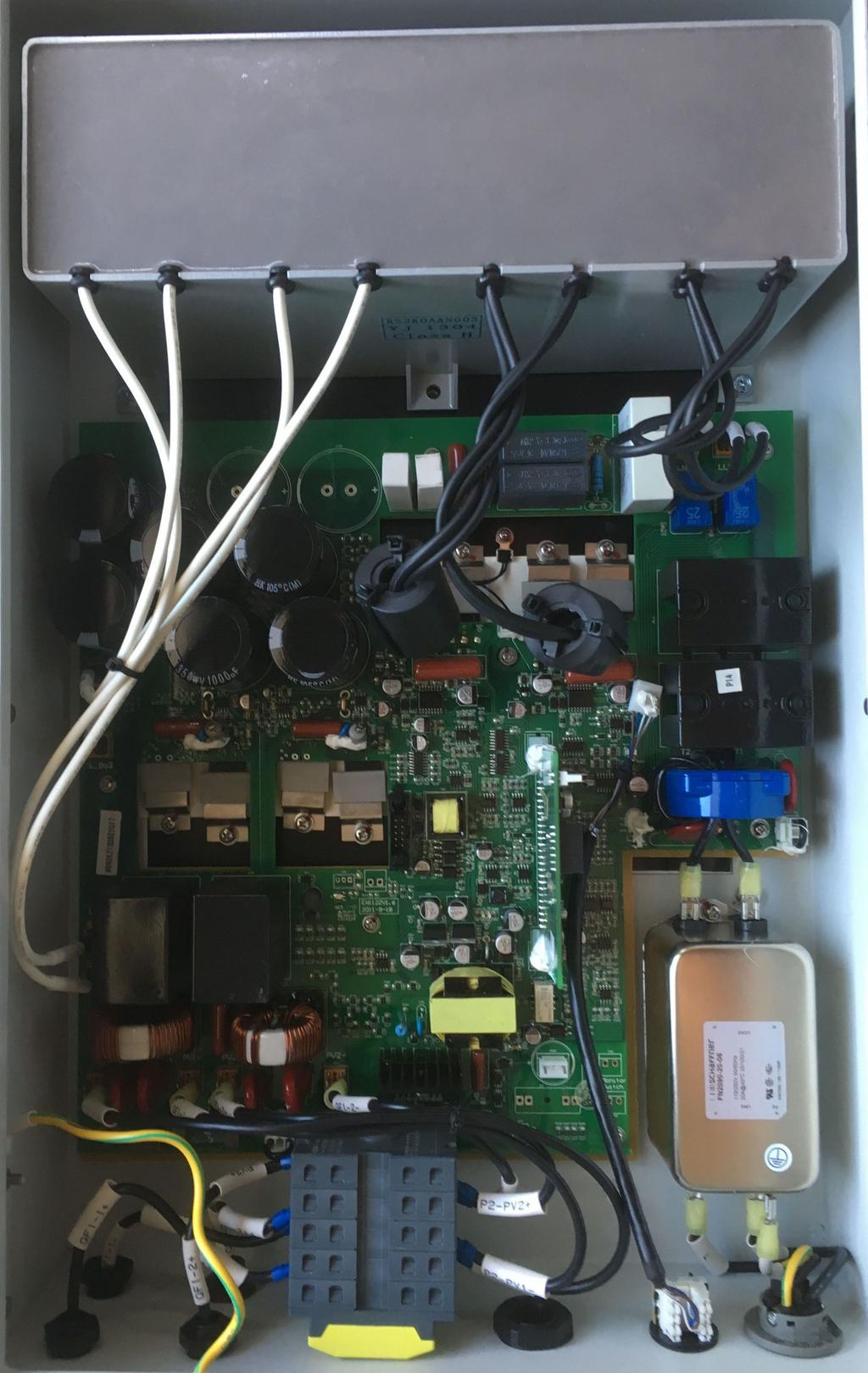 Eme hosszúra nyúlt bevezetı után kukkantsunk be végre a dobozba, mit is látunk belül: A bal oldali verzió egy régebbi, 3 kw-os modell, a jobb oldali egy újabb, 4 kw-os modell.