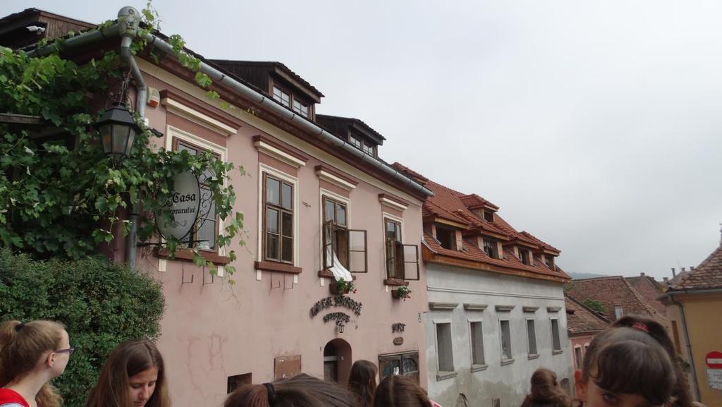 A két városrészt 168 fokból álló fedett lépcső köti össze, amelyet a legenda szerint, ha valaki egy levegővétellel tesz meg, teljesül a