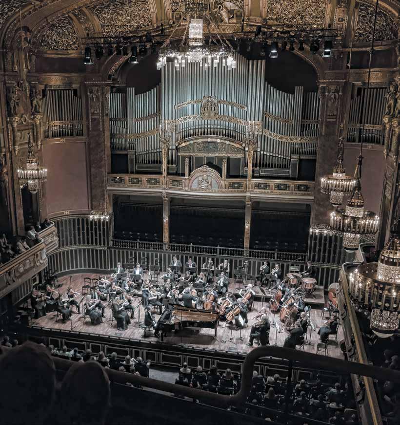 Concerto Budapest Szimfonikus Zenekar Magyarország kiemelkedő, történelmi múltú nagyzenekara. Nagy ívű műsorszerkesztésével, egyéni hangzásával új színt hozott a magyar zenei életbe.