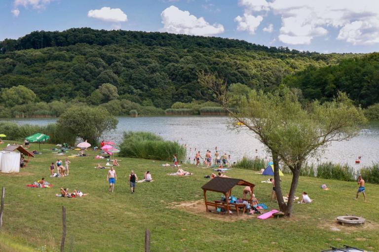 Minősítés: A táborban lévő strand vizének vízminőségi besorolása a természetes fürdővizek minőségi követelményeiről, valamint a természetes fürdőhelyek kijelöléséről szóló 78/2008.(IV.3.) Korm.