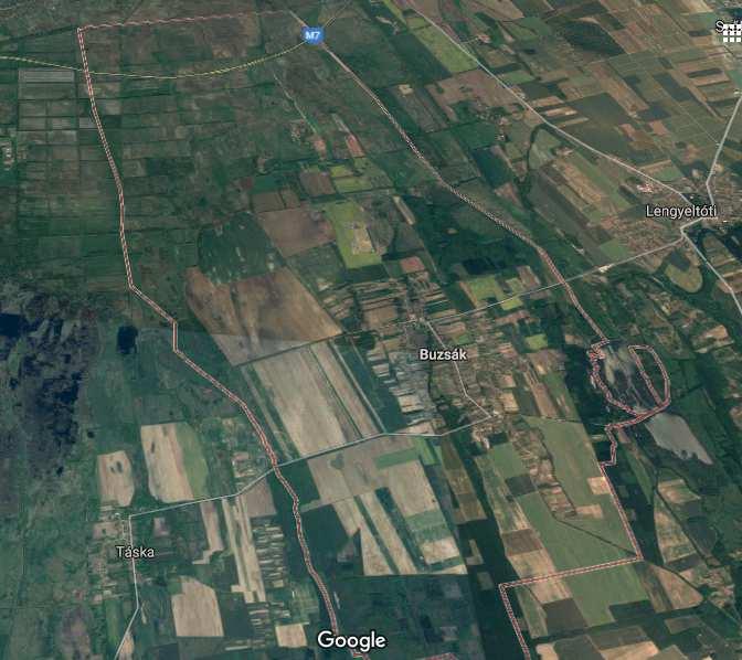 Az egykori Balaton medrével érintett területek talajait öntés réti, síkláp, de főként lecsapolt és telkesített síkláp talajok alkotják.