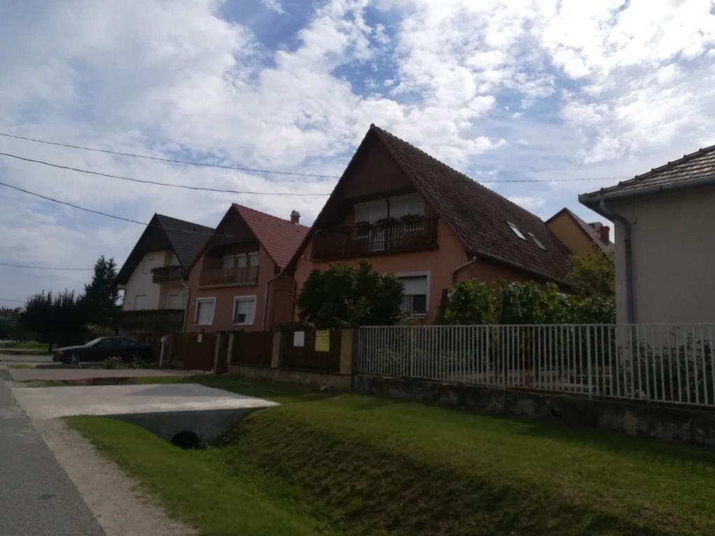is megfigyelhető, egyrészt a pihenőkertek elterjedése és a hagyományos, gazdálkodásra alkalmas udvarok művelése. A településen jelentős számú eladó ingatlan van. 1.14.5.2.
