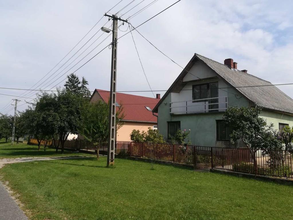 Épület típusok tekintetében jellemző az utcával párhuzamos, polgári típusú nagyobb belmagasságú épület, melynek másik, utcára merőleges gerincű tetővel épített változata is több helyen fellelhető.