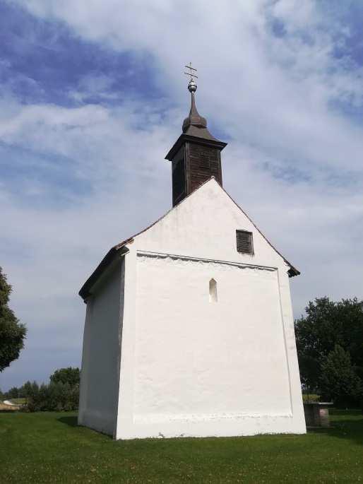 díszített reneszánsz faoltár, melyet az 1990-es évek elején történt restaurálását követően a falu templomába - a