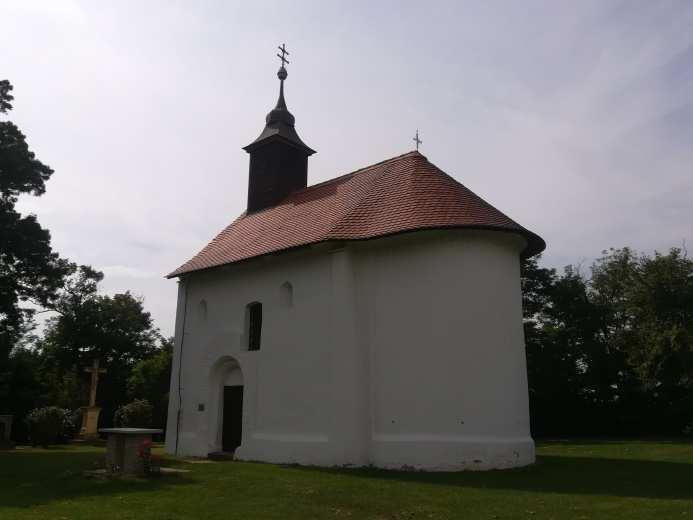Eredetileg itt volt az a Szűz Mária-szobor, melyet a faluban lévő templomban mindig az ünnepi szertartásnak