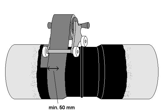 A gyári szigetelést a varrat mindkét oldalán legalább 50 mm-re be kell tekerni.