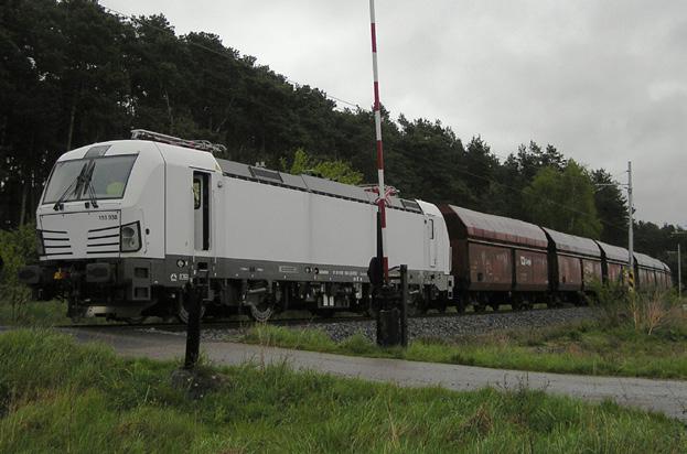 van ellátva. Az új motorvonat könynyű, rozsdamentes, hosszú élettartamú szerkezeti elemekből készült. A Japán Engineering Company tervezte és gyártotta korábbi nevén Tokyu Car Corporation.