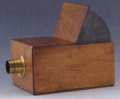 A hordozható camera obscurák első leírásait J. Zahn 1665-ben megjelent Oculus artificialis teledioptricus c. művéből ismerjük.