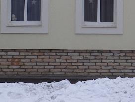 A városképbe illeszkedő új lábazatképzés és