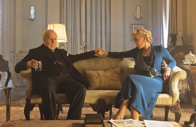 : Gary Oldman, Kristin Scott Thomas, Ben Mendelsohn, Lily James Tavaly a katonák szemszögéből már láthattuk, hogyan zajlott az angol katonák kimenekítése a dunkirki partszakaszról.